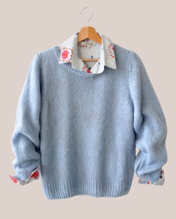 Pull bleu ciel femme senior modèle Pascaline porté avec un chemisier charlotte bleu imprimé rouge - forESTIME