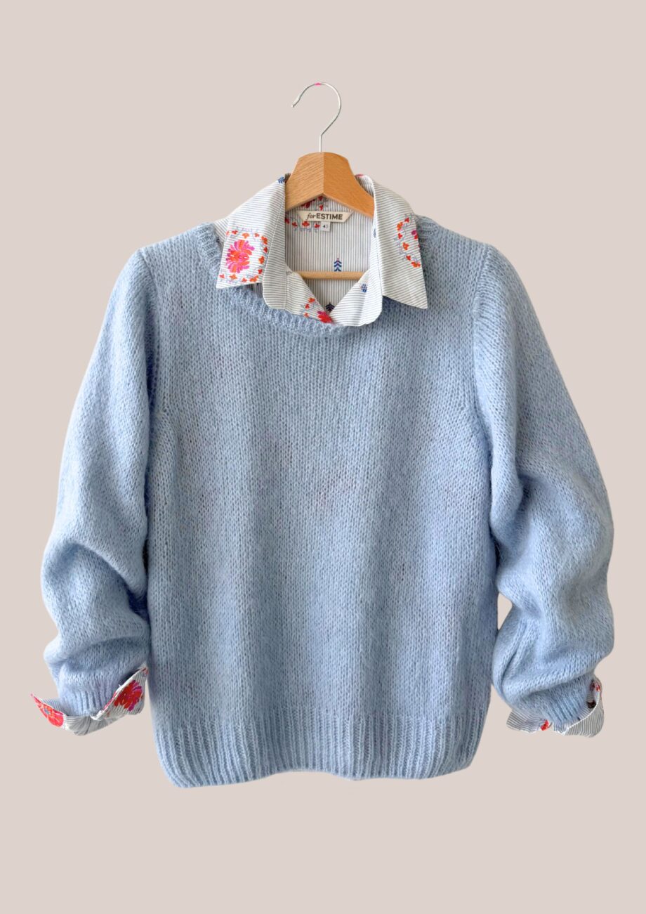 Pull bleu ciel femme senior modèle Pascaline porté avec un chemisier charlotte bleu imprimé rouge - forESTIME