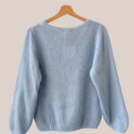 Pull manches bouffantes bleu ciel pour femme senior modèle Pascaline, vue de dos - forESTIME
