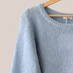 Gros plan sur la maille douce et le poignet froncé du pull bleu ciel Pascaline - forESTIME