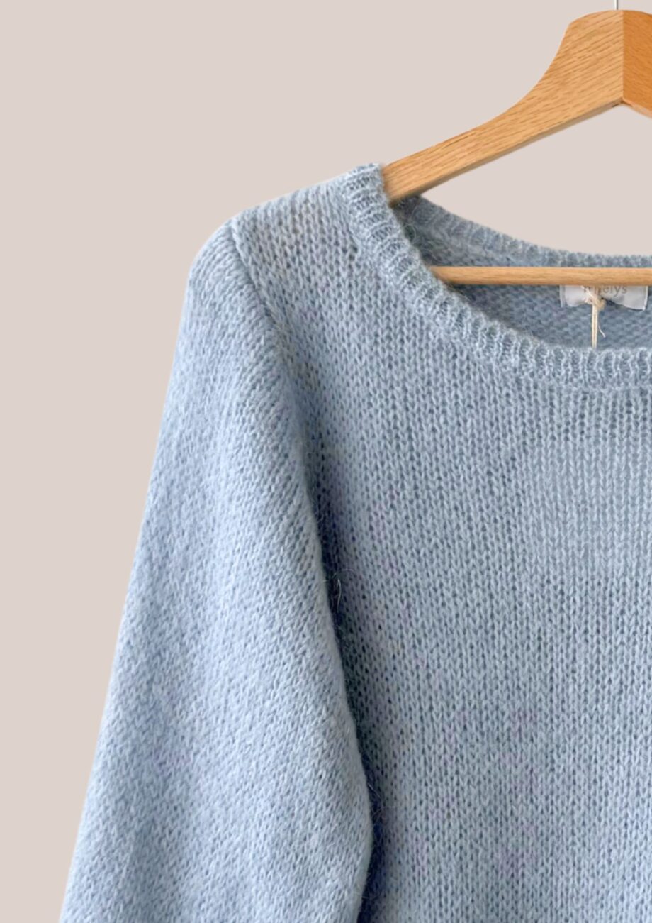 Gros plan sur la maille douce et le poignet froncé du pull bleu ciel Pascaline - forESTIME